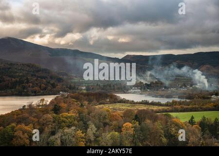 Bel Automne Automne image paysage de vue de Castlehead dans la région de Lake District sur Derwentwater vers Catbells et Grisedale Pike au coucher du soleil avec le PE Banque D'Images