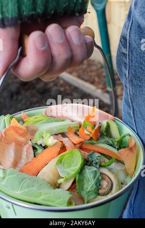 Déchets alimentaires collectés pour être transformés en compost dans un jardin britannique. Banque D'Images
