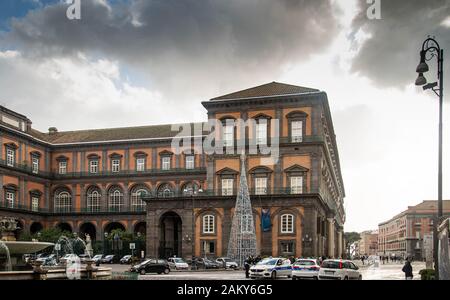 Vue sur le Palazzo Reale depuis la Piazza Trieste et trente, Naples, Italie Banque D'Images