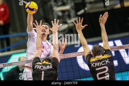 Berlin, Allemagne. 10 janvier, 2020. Volley-ball, les hommes : une qualification olympique, France - Allemagne, ronde, final, salle omnisports Max-Schmeling-Halle. Jean Patry (l-r) de la France joue la balle contre le bloc de l'Allemagne de Christian Fromm et Tobias Krick. Crédit : Andreas Gora/dpa/Alamy Live News Banque D'Images