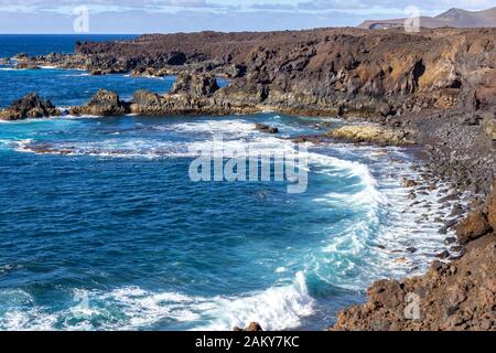 Côte rocheuse Los Hervideros au sud-ouest de l'île des canaries Lanzarote, Espagne avec mer rugueuse, grottes de lave et roches volcaniques multicolores Banque D'Images