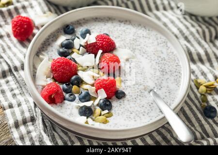 Des semences Chia Bol de pudding aux fruits rouges et écrous Banque D'Images