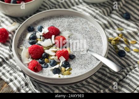 Des semences Chia Bol de pudding aux fruits rouges et écrous Banque D'Images