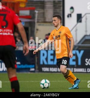 Seaview Stadium, Belfast, Irlande du Nord. 06Th Aug 2019. L'UEFA Europa League Deuxième tour de qualification (deuxième étape) croisés (rouge/noir) v les loups. Joueur de Wolverhampton Wanderers Diogo Jota (18) en action. Banque D'Images