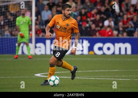 Seaview Stadium, Belfast, Irlande du Nord. 06Th Aug 2019. L'UEFA Europa League Deuxième tour de qualification (deuxième étape) croisés (rouge/noir) v les loups. Joueur de Wolverhampton Wanderers Ruben Neves (8) en action. Banque D'Images