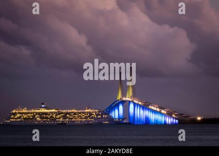 Royal Caribbean Cruise navire passe sous le Bob Graham Sunshine Skyway Bridge crossing Tampa Bay, Floride, USA Banque D'Images