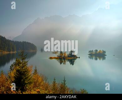Eibsee brumeux et la montagne Zugspitze dans soleil du matin Banque D'Images