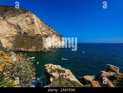 Petite baie et plage sur les rochers à Capo Miseno, Baia, Champs Phlégréens, Golfe de Naples, Campanie, Italie Banque D'Images