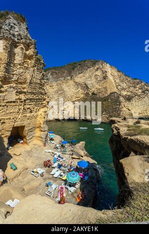 Petite baie et plage sur les rochers à Capo Miseno, Baia, Champs Phlégréens, Golfe de Naples, Campanie, Italie Banque D'Images