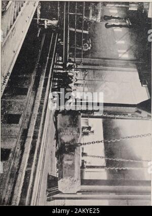 Histoire de la fabrication de plaques de blindage pour la marine des États-Unis . -T. Deuxième série de 1 964 pieds par seconde. 6 687 pieds de tonnes. Troisième tour 2 039 pieds par seconde. 7 208 pieds de tonnes. Tous les projectiles ont été complètement anéantis, les points de l'ensemble soudé dans threebeing la plaque. Il n'y avait absolument aucune fissure ce qui-jamais, et la pénétration était très légère. À titre de comparaison une plate 9 pouces d'épaisseur, fabriqué par theHarvey, processus qui est 0,2 pouces plus épaisse que la plaque au-dessus de Krupp,représentant le blindage de la tourelle pour les États-Unis bataille-shipsKearsarge et Kentucky, a été testé à t Banque D'Images