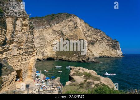 Petite baie et plage sur les rochers à Capo Miseno, Baia, Champs Phlégréens, Golfe de Naples, Campanie, Italie Banque D'Images