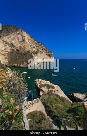 Petite baie et plage sur les rochers à Capo Miseno, Baia, Champs Phlégréens, Golfe de Naples, Campanie, Italie Banque D'Images