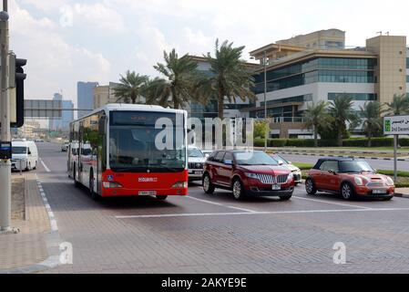 Dubaï, Émirats arabes Unis - 16 NOVEMBRE : le bus et les voitures publics de Dubaï sont dans la rue le 16 novembre 2019 Banque D'Images