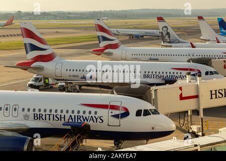 Aéroport de Londres GATWICK, Royaume-Uni - 29 décembre 2019: British Airways jet à l'aéroport de Gatwick avec d'autres avions de ligne en arrière-plan Banque D'Images