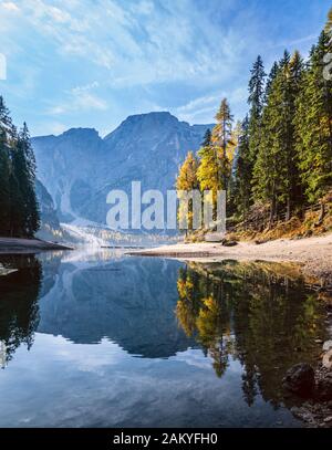 Automne lac alpin paisible ou Braies Pragser Wildsee. Parc national de Fanes-Sennes-Prags, Dolomites Tyrol du Sud, Alpes, Italie, Europe. Trave pittoresque Banque D'Images