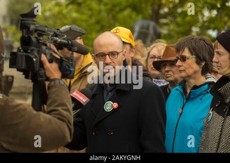 Le député de Québec Solidaire Sol Zanetti est perçu au cours de la campagne électorale 2008 du Québec à Québec le mercredi 19 septembre 2018. Banque D'Images