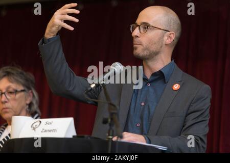 Le député de Québec Solidaire Sol Zanetti est perçu au cours de la campagne électorale 2008 du Québec à Québec le mercredi 19 septembre 2018. Banque D'Images