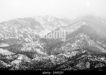 Noir & blanc, d'hiver nuageux voir couvert de neige de montagne méthodiste ; gamme Sangre de Cristo ; près ; Coloraod ; USA Banque D'Images