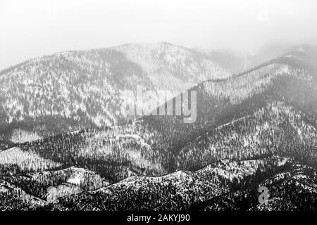 Noir & blanc, d'hiver nuageux voir couvert de neige de montagne méthodiste ; gamme Sangre de Cristo ; près ; Coloraod ; USA Banque D'Images