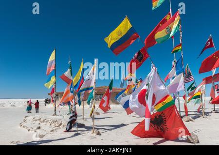 Drapeaux internationaux dans le plus grand saltlake du monde Salar de Uyuni, Département Potosi, Sud-Ouest de la Bolivie, Amérique latine Banque D'Images