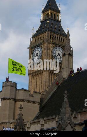 Le changement climatique montrent des manifestants de Greenpeace sur le toit de la Maison du Parlement à Londres. Banque D'Images