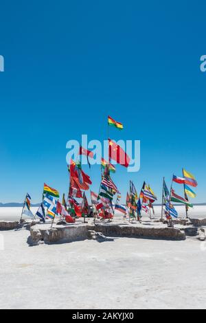 Drapeaux internationaux dans le plus grand saltlake du monde Salar de Uyuni, Département Potosi, Sud-Ouest de la Bolivie, Amérique latine Banque D'Images