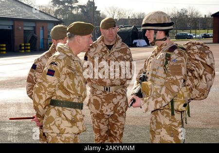 Le Prince de Galles l'inspection des troupes de la Garde galloise à leurs casernes à Aldershot avant le régiment d'être déployés en Afghanistan. Banque D'Images