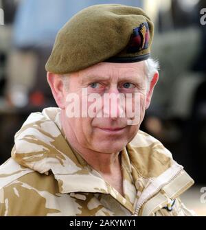 Le Prince de Galles l'inspection des troupes de la Garde galloise à leurs casernes à Aldershot avant le régiment d'être déployés en Afghanistan. Banque D'Images