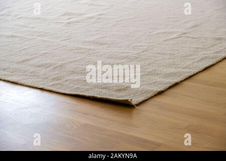 Close up de tapis froissé sur plancher plancher en bois. Banque D'Images