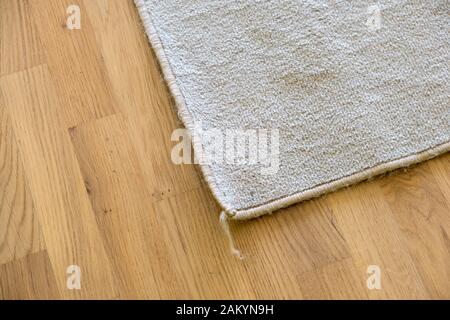 Close up de tapis froissé sur plancher plancher en bois. Banque D'Images