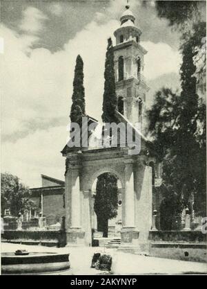 Pérégrinations au Mexique ; la chronique de l'entrain de l'aventure mexicaine en routes et ruelles . Cependant,, il a rencontré un bon ami dans une ancienne residentof la ville, et ce monsieur nous a proposé de présenter.Nous sommes allés à la fois au palais, où il a fait une ap- pointment pour nous de rencontrer le gouverneur, et nous thenset pour voir la ville. Le palais est très grande et très ancienne, datant du xvie siècle. Son état de délabrement a maderepairs nécessaire, mais jusqu'à présent ils avaient été bnub-trusive. L'extérieur avait été replastered leftin et la couleur naturelle sans aucune tentative de l'ornement, l'ing-partie beau Banque D'Images