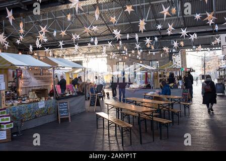 Marché couvert de Noël, un week-end couvert marché pop-up au cœur de King's Cross, près de grenier square, London, UK Banque D'Images