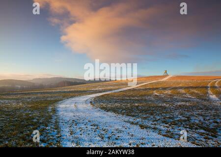 Tour de Lookout pour la chasse sur la colline au lever du soleil. Paysage d'hiver. Banque D'Images