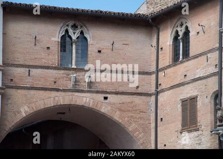 Palazzo Trinci et basilique romane Cathédrale San Feliciano (cathédrale San Feliciano) sur la Piazza della Repubblica, dans le centre historique de Foligno, Banque D'Images