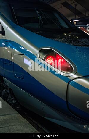 Grande vitesse moderne train électrique simplifié aérodynamique lumière arrière détail de la station en attente de passagers. Banque D'Images