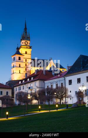 La place principale et le château de la ville de Kremnica, la Slovaquie. Banque D'Images