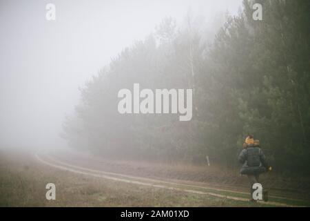 femme en forêt par temps brumeux Banque D'Images