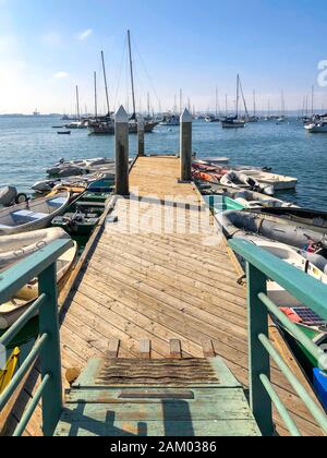 Petite jetée en bois avec petit bateau abandonné et bateau à voile sur l'arrière-plan pendant la journée du ciel bleu à San Diego, Californie, États-Unis 22 novembre 2019 Banque D'Images