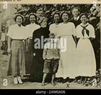 La culture de l'abeille . L'inondation entravée ns dans l'deuxième envoi. Le 15 décembre 1913. Harriet Wilkin Mcintyre avec ses cinq filles, son fils, et deux sonsin-droit. Flora Mcintyre indiqué par croix. prêt a parlé, serait naturellement épouser une beekeep-er ; et c'est donc rien d'étrange que l'un d'thegirls. La flore, devrait avoir été victime de l'beefever dès l'enfance, comme elle dit. Nous sommes très heureux de présenter cette histoire, pas alonebecause de sa valeur intrinsèque, mais en raison de l'en-teresting photos qui l'accompagnent. L'younglady franchement raconte ses expériences ; et le factthat ces ex Banque D'Images