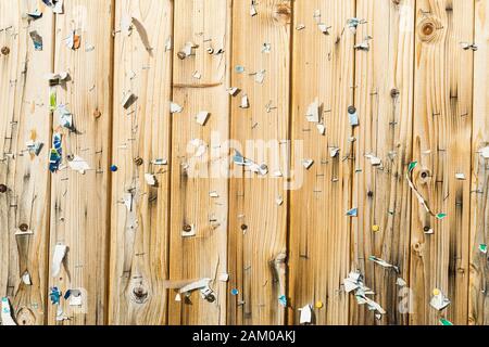 Reste des affiches sur la planche en bois pour les publicités Banque D'Images