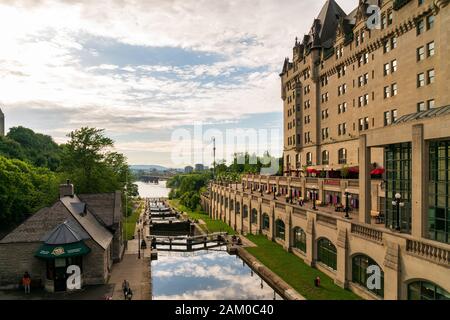 L'hôtel Fairmont Château Laurier à Ottawa, situé sur le canal Rideau. Banque D'Images