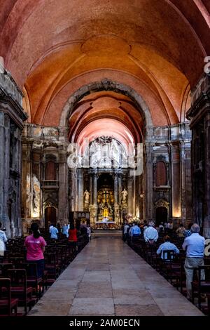 Les gens se sont rassemblés pour la masse à Igreja de São Domingos. Banque D'Images