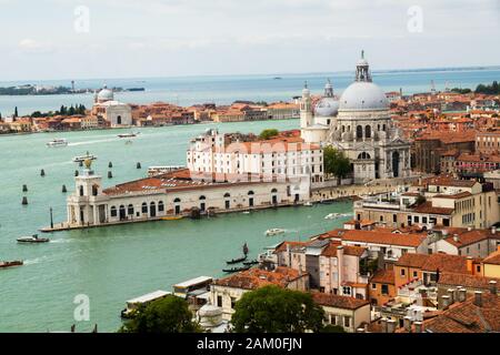 Basilica di Santa Maria della Salute et les toits de Venise Italie Banque D'Images