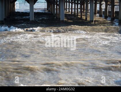 Jetée de mer avec des colonnes sur la plage de Sotchi Banque D'Images