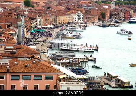 Vue depuis le campanile en regardant vers la zone de San Zaccaria, Venise Italie Banque D'Images