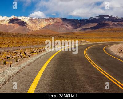 Beau paysage sur la route Ruta 23 de San Pedro de Atacama à Paso Jama, Désert d'Atacama, Chili Banque D'Images