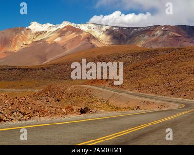 Beau paysage sur la route Ruta 23 de San Pedro de Atacama à Paso Jama, Désert d'Atacama, Chili Banque D'Images