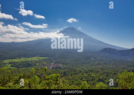 Mont Agung vu du Temple de Lempuyang, Bali, Indonésie Banque D'Images