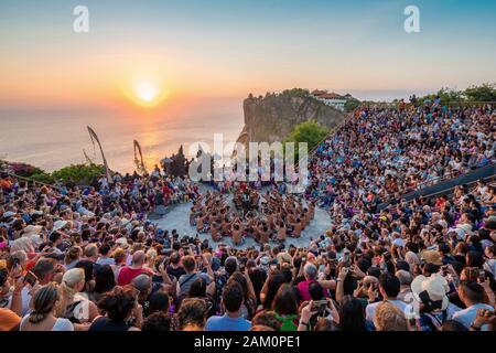 Spectacle traditionnel de danse du feu Kecak au temple d'Uluwatu au coucher du soleil à Bali, Indonésie. Banque D'Images