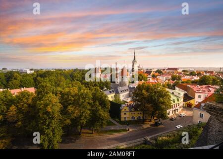 Un coucher de soleil coloré au-dessus de la vieille ville médiévale de Tallinn Estonie, vue de la ville supérieure de Toompea Hill dans la région européenne de la Baltique. Banque D'Images